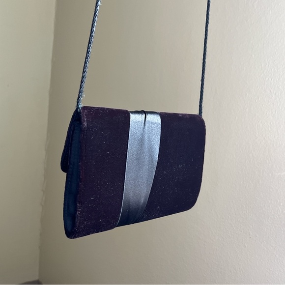 Black Vintage 80s Velvet
Shoulder Bag with Fabric Bow - Picture 2 of 5